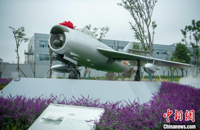 園林式戰(zhàn)斗機博物館內(nèi)展示的“殲5甲”飛機?！⒅铱?攝