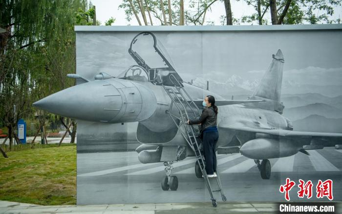 “猛龍出擊”互動(dòng)墻前市民體驗(yàn)登機(jī)場(chǎng)景?！⒅铱?攝