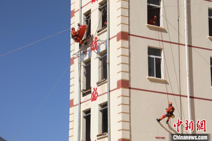 圖為消防指戰(zhàn)員進行繩索救援演練。　朱科熹 攝
