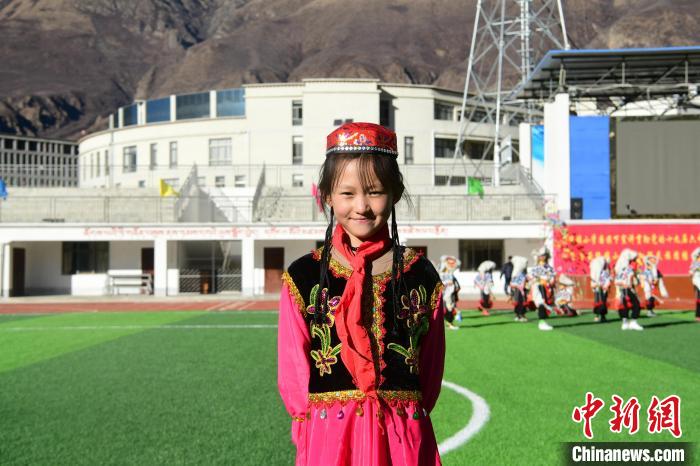 圖為加查縣安繞鎮(zhèn)小學(xué)回族學(xué)生馬萍?！∝暩聛硭?攝