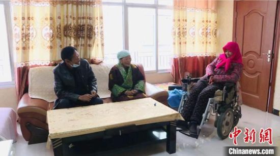 圖為仁欠卓瑪一家在房間里愉快的聊天?！《继m縣委宣傳部 供圖 　　