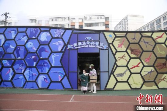 圖為西寧市第一中學(xué)濕地科普宣教館?！±罱瓕?攝