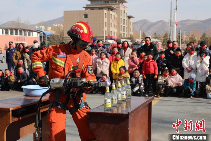 圖為消防救援人員技能展示?！铨埥?攝