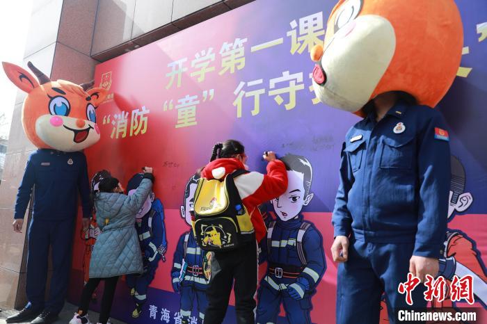 圖為開(kāi)學(xué)第一課現(xiàn)場(chǎng)。　楊龍建 攝