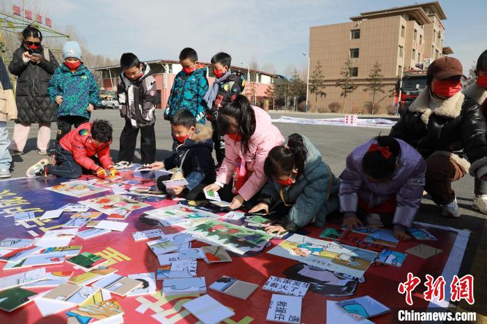 圖為小朋友們參加趣味游戲活動(dòng)?！铨埥?攝