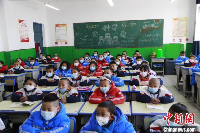 圖為正在上課的學(xué)生。　馬銘言 攝