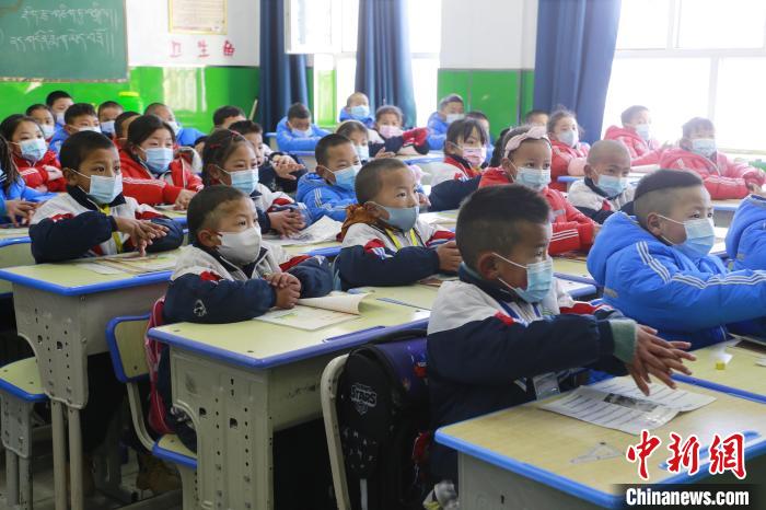 圖為學(xué)生學(xué)習(xí)七步洗手法?！●R銘言 攝