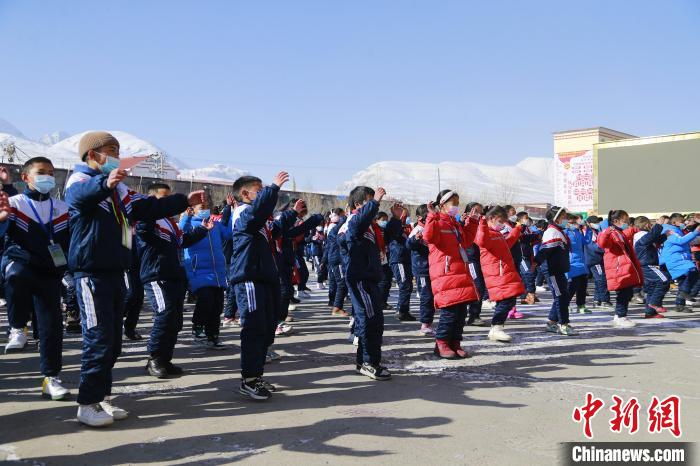 圖為學(xué)生跳起歡快的藏族舞蹈迎接新學(xué)期。　馬銘言 攝