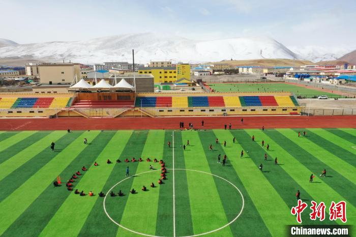 航拍曲麻萊縣足球場(chǎng)?！●R銘言 攝