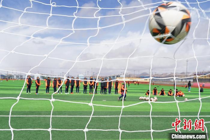 圖為孩子們進(jìn)行射門(mén)訓(xùn)練。　馬銘言 攝