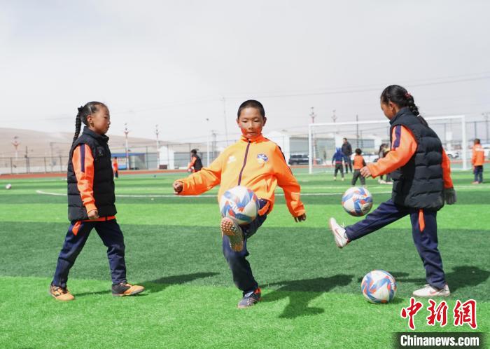 圖為孩子們進(jìn)行顛球訓(xùn)練。　馬銘言 攝