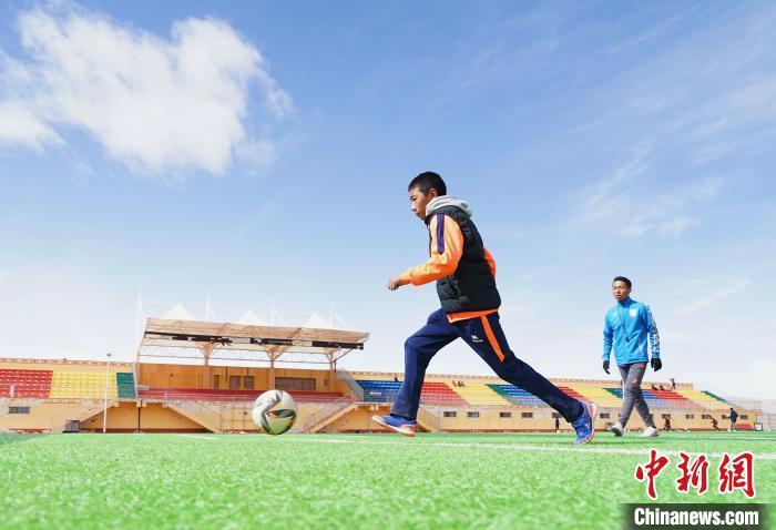 圖為一名男孩運(yùn)球射門(mén)?！●R銘言 攝