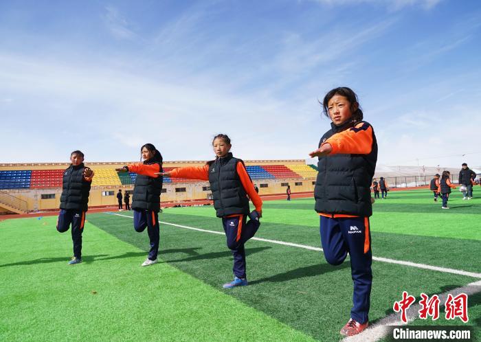 圖為孩子們正在熱身?！●R銘言 攝