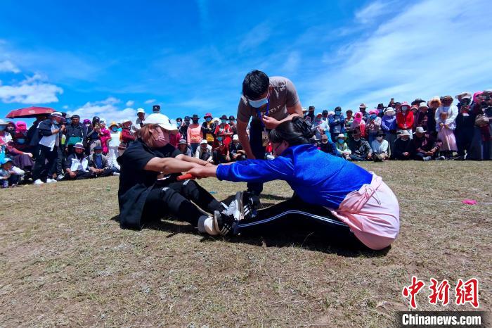 圖為當(dāng)?shù)孛癖娺M(jìn)行蹬棍比賽?！±铍h 攝