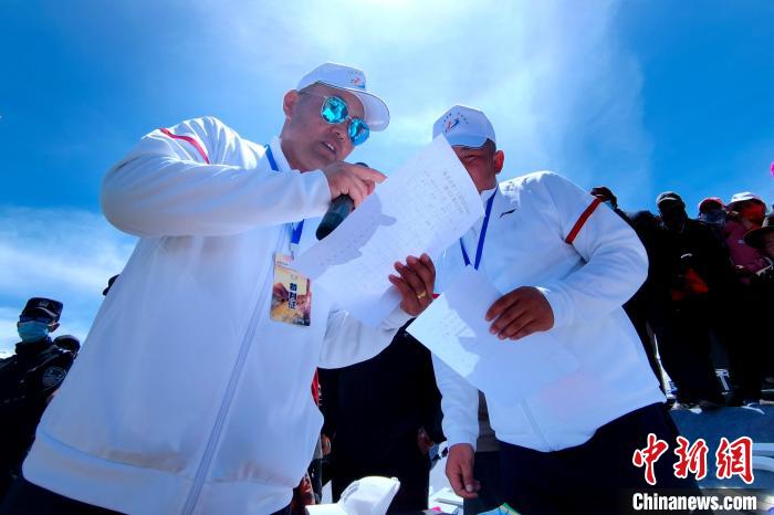 圖為裁判員統(tǒng)計(jì)牧民運(yùn)動(dòng)項(xiàng)目比賽成績?！±铍h 攝