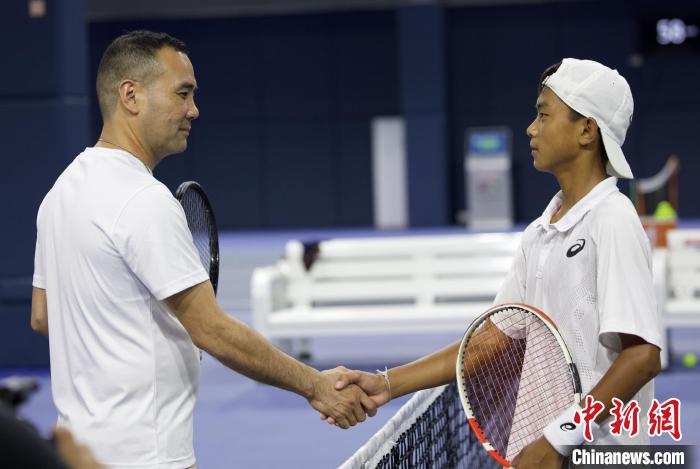 闊別兩年后，王發(fā)(右一)和王育喜(左一)再握手。　黃迪燊 攝