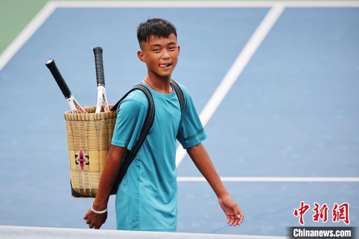 王發(fā)背著背簍在賽場上?！±罱ㄋ?攝