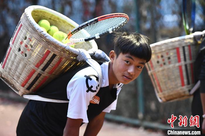 圖為“背簍少年”王發(fā)正在廊坊市體育館網(wǎng)球訓(xùn)練中心進(jìn)行訓(xùn)練?！∴嵆孔?攝