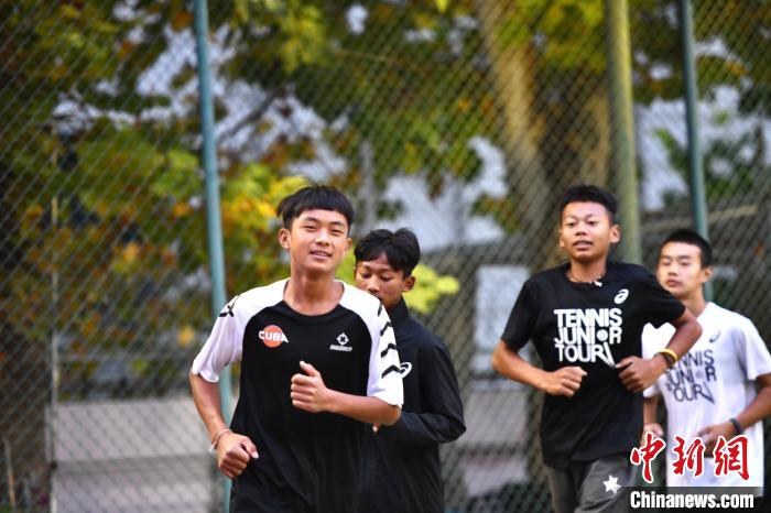 圖為王發(fā)和隊(duì)友們進(jìn)行體能訓(xùn)練?！∴嵆孔?攝