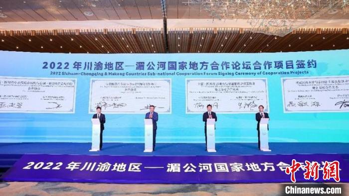 多個項目集中簽約。王宇 攝