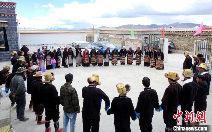 圖為普瑪江塘鄉(xiāng)民眾載歌載舞?！±丝ㄗ涌h網(wǎng)信辦供圖