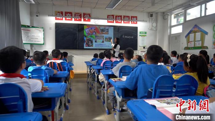 正在上課的學(xué)生?！√茊⒑?攝