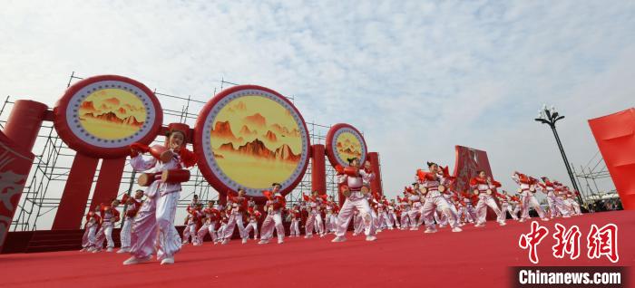 圖為山西翼城花鼓展演?！×赫赵?攝