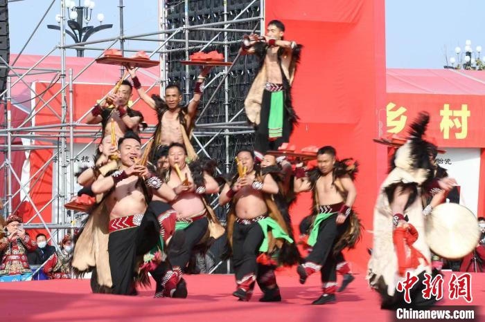 圖為少數(shù)民族舞蹈展演?！×赫赵?攝