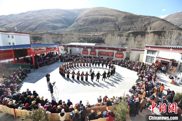 圖為匯報(bào)演出現(xiàn)場(chǎng)?！愔闈扇?攝