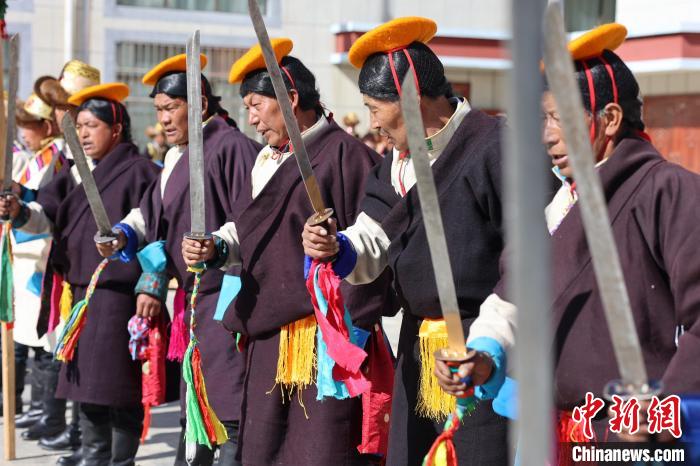 圖為藝人們手持藏刀表演加麻百·甲江?！愔闈扇?攝