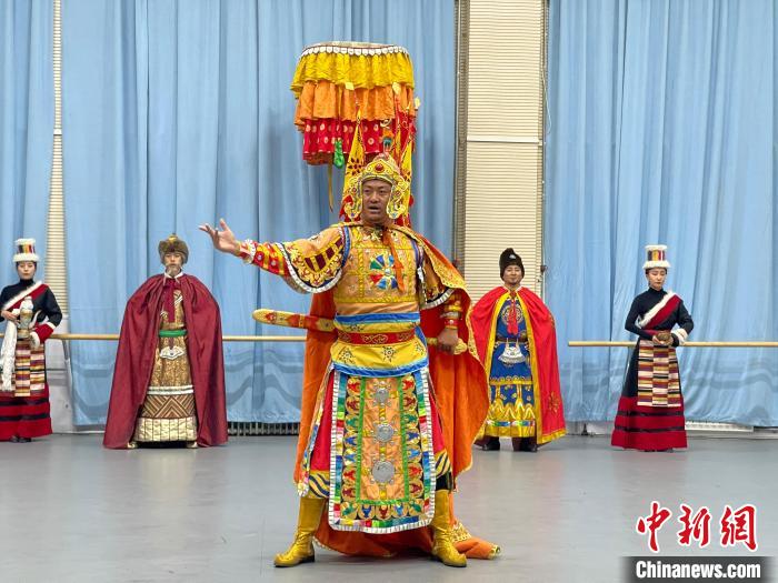 圖為格薩爾劇展演?！∠锴凡抛?供圖