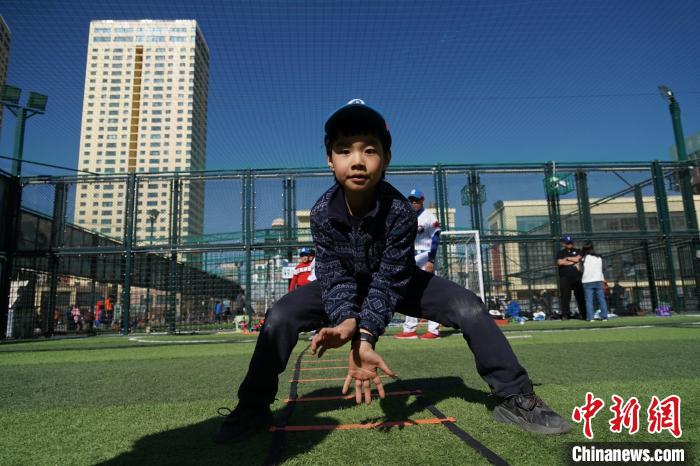 圖為小棒球手進(jìn)行接球動(dòng)作訓(xùn)練?！●R銘言 攝