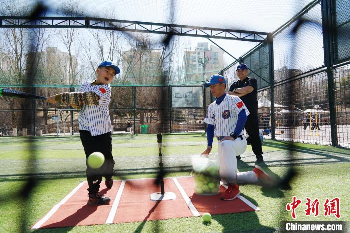 圖為教練指導(dǎo)小棒球手進(jìn)行擊球訓(xùn)練?！●R銘言 攝