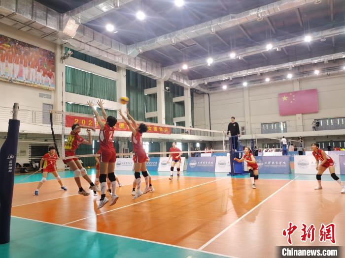 圖為全國青少年女排在天津進(jìn)行集訓(xùn)?！√旖蝮w育學(xué)院供圖