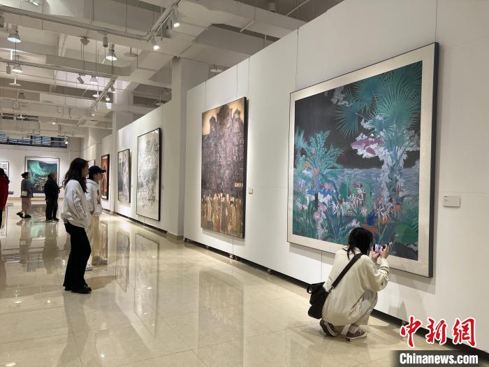 圖為全國青年教師中國畫學術(shù)邀請展吸引學生觀展?！＄婌?攝