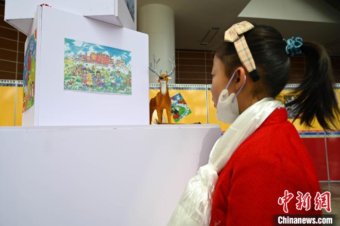 圖為學(xué)生參觀繪畫(huà)展?！≮w朗 攝