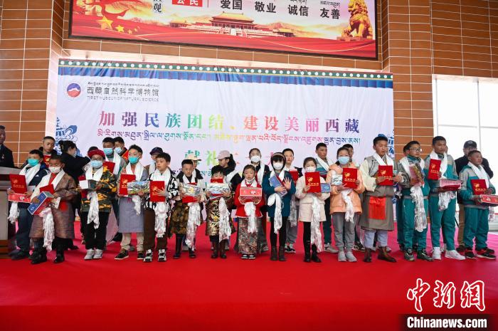 圖為部分獲獎(jiǎng)學(xué)生合影?！≮w朗 攝