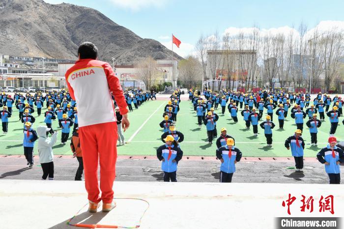 圖為學(xué)生在跳繩教練齊景龍的指導(dǎo)下做準(zhǔn)備運動?！∝暩聛硭?攝