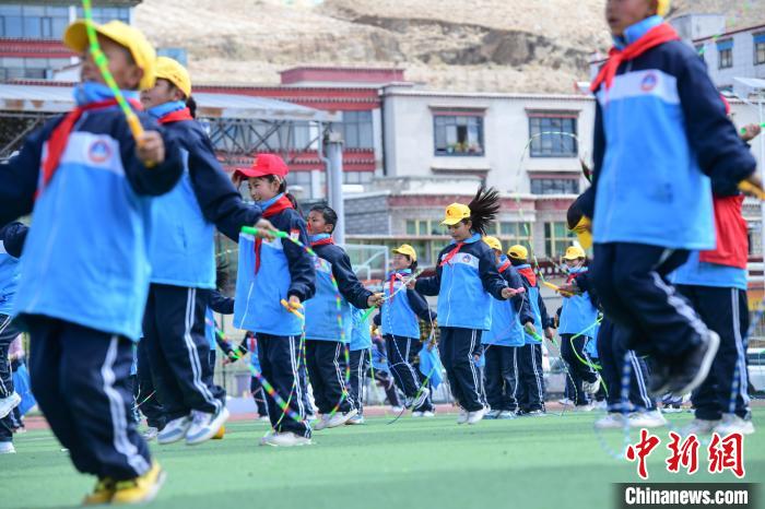 圖為學(xué)生正在練習(xí)跳繩?！∝暩聛硭?攝