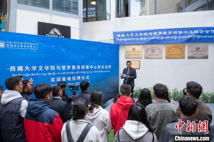 圖為企業(yè)代表發(fā)言?！∝暩聛?lái)松 攝