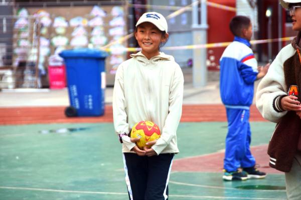 在高原上教孩子們打手球，“慢慢兒來(lái)，甭著急！”