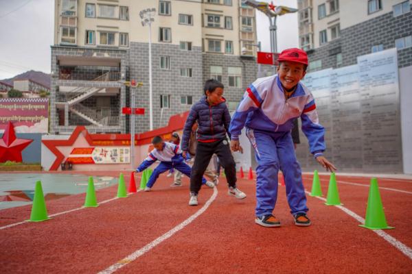 在高原上教孩子們打手球，“慢慢兒來(lái)，甭著急！”