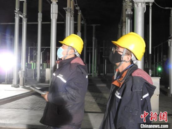 圖為5月10日凌晨，國網(wǎng)青海檢修公司柴達(dá)木換流站運(yùn)維人員在進(jìn)行柴拉直流系統(tǒng)停電操作?！∫杂?攝