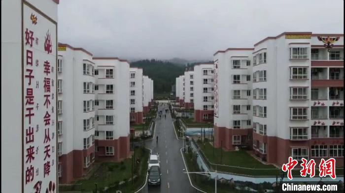 越西縣最大的易地扶貧搬遷安置點——城北感恩社區(qū)?！『武?攝