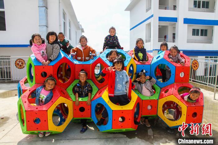 喜德縣一學(xué)校內(nèi)，孩子們露出開心的笑容?！柟拍救?攝