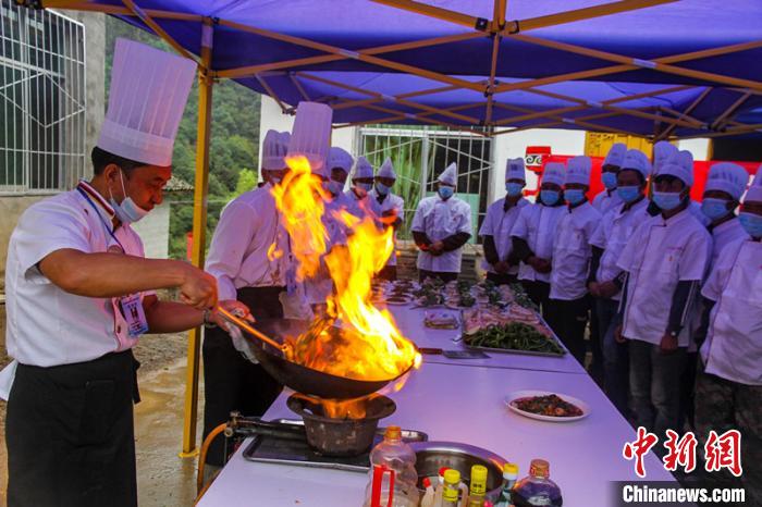 喜德縣冕山鎮(zhèn)舉辦的廚師培訓(xùn)班上，老師正在示范回鍋肉的做法?！柟拍救?攝