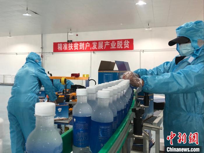 圖為阿里地區(qū)措勤縣某飲用水加工公司，該公司以“基地+公司+貧困民眾”為運(yùn)營(yíng)模式，帶動(dòng)貧困民眾68戶232人?！≈x牧 攝