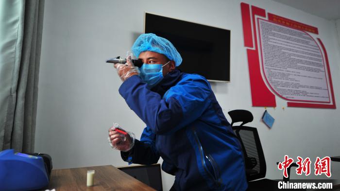 圖為8月11日，西藏那曲市聶榮縣色慶鄉(xiāng)雜瑪多種經(jīng)營(yíng)合作聯(lián)合社質(zhì)檢員對(duì)從各牧場(chǎng)收集上來(lái)的牛奶進(jìn)行質(zhì)量檢測(cè)。色慶鄉(xiāng)統(tǒng)籌全鄉(xiāng)28個(gè)行政村的合作社，成立了擁有規(guī)范管理體系的合作聯(lián)合社，整合集體草場(chǎng)建立5座牧場(chǎng)，各牧場(chǎng)按照計(jì)分制統(tǒng)一放牧，畜產(chǎn)品實(shí)行定點(diǎn)、定時(shí)、定人收購(gòu)，再統(tǒng)一檢測(cè)、加工、出售，建立了完整的牧業(yè)全產(chǎn)業(yè)鏈(資料圖)?！垈?攝