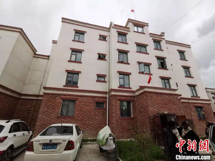 圖為8月12日，2018年7月從距那曲市色尼區(qū)城區(qū)那曲鎮(zhèn)90千米外的古露鎮(zhèn)當(dāng)桑村搬遷至城區(qū)的旦增新家位于一棟四層的樓房?jī)?nèi)(資料圖)。　張偉 攝