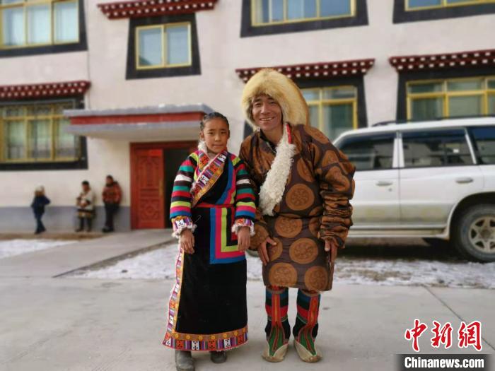 圖為2020年1月16日，搬遷至那曲市安多縣卓格扶貧小區(qū)的農(nóng)牧民在新家外面合影(資料圖)?！垈?攝